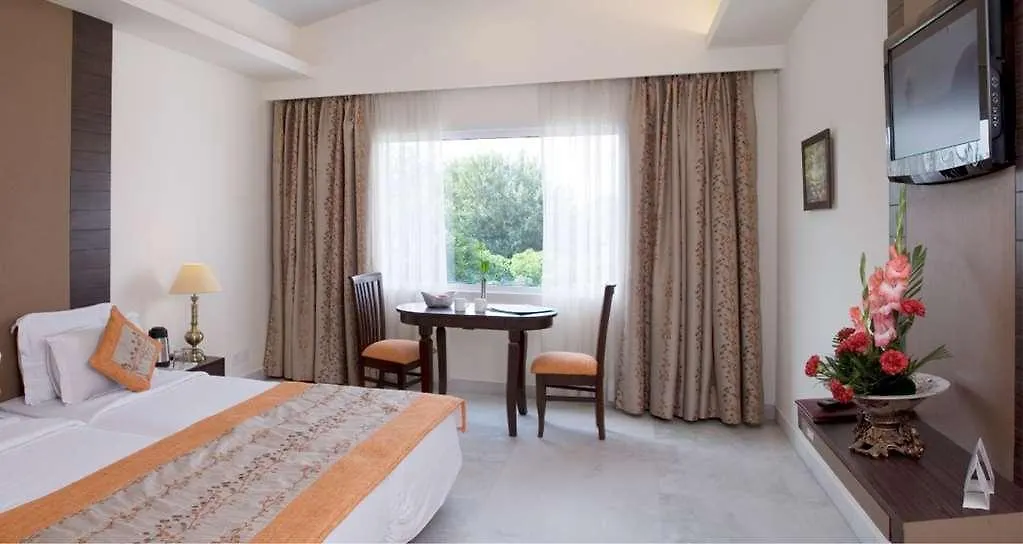 Best Western Resort Country Club Gurgaon 4*,